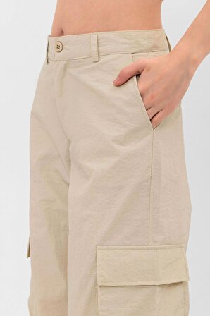 Pantolon Bej Rengi Cep Detaylı Paraşüt Kumaş Paça Bağcıklı