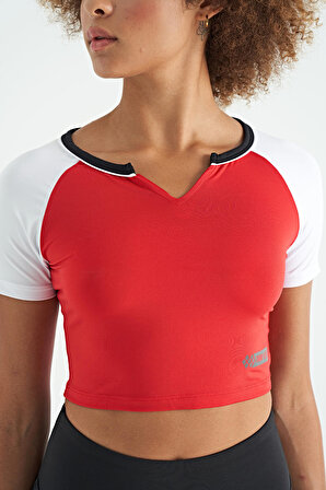 Kırmızı Renk Bloklu Logo Baskılı O Yaka Dar Kalıp Kadın Crop T-Shirt - 97270 | S