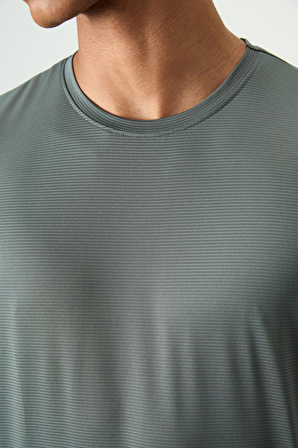 Haki Polyester Nefes Alan Dokulu İnce Esnek Standart Fit Erkek Performans T-Shirt - 88383