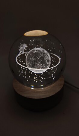 3D Satürn'deki Kız Işıklı Cam Küre Usb Kablolu Anahtarlı Ahşap Zeminli