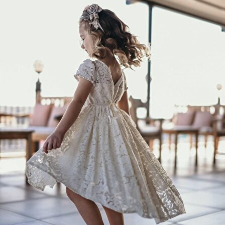 Güpürlü incili taç detaylı kuyruklu prenses elbisesi