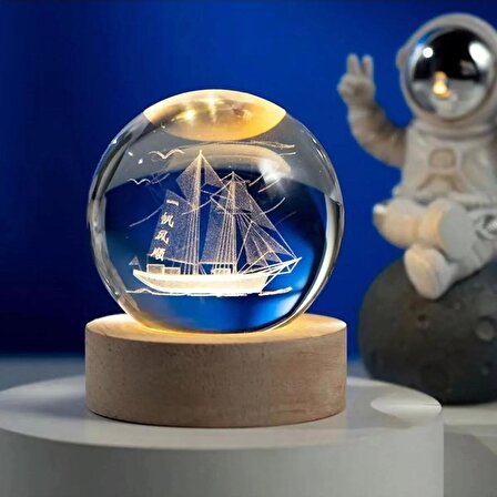 Gemi Kaptan Korsan Yelkenli Tasarımlı Ahşap Altlıklı Işıklı Küçük Boy Cam Küre