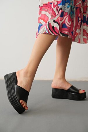 Shoes 813-24 Deri Trend Fashıon Dolgu Topuklu  Kadın Terlik