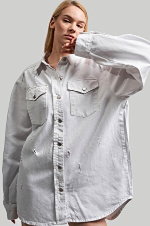 Kadın Beyaz Renk Yırtık Detaylı Oversize Denim Ceket Gömlek