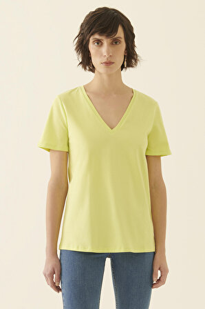 Coras Regular Fit V-Yaka Standart Boy Misket Limonu Renk Kadın Tişört