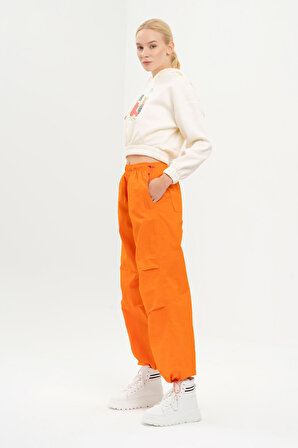 Kadın Orange Renk Paraşüt Kumaş Paça ve Bel Lastikli Bol Kesim Pantolon