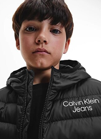 Calvin Klein Siyah Erkek Çocuk Kapüşonlu Uzun Kollu Düz Mont IB0IB01270