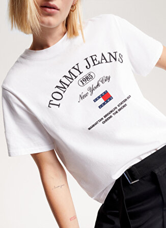 Tommy Jeans Bisiklet Yaka Baskılı Beyaz Kadın T-Shirt DW0DW16835YBR