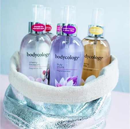 Bodycology Sweet Petals Kakao Aromalı Nemlendirici Tüm Ciltler İçin Kalıcı Kokulu Duş Jeli 473 ml