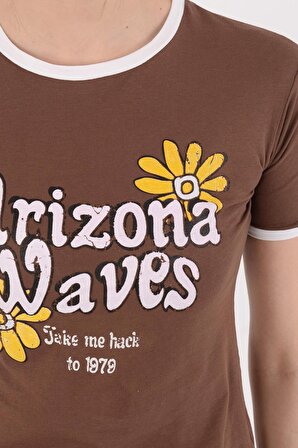 Kol Ve Yaka Biyeli Yazılı Tişört Arizona