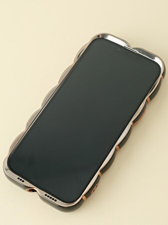 iPhone 15 Uyumlu Gold Detaylı Çizgili Siyah Baklava Dilimli Puf Kılıf