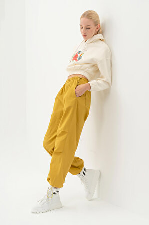 Kadın Hardal Renk Paraşüt Kumaş Paça ve Bel Lastikli Bol Kesim Pantolon