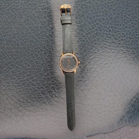 Eşsiz Detaylar: Bronz Renginde Deri Kordonlu Klasik Model Çelik Dexter Marka Kadın Saati