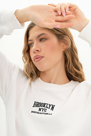 Kadın Ekru Renk Brooklyn Nakışlı Oversize Üç İplik Sweatshirt