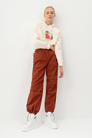Kadın Kremit Renk Paraşüt Kumaş Paça ve Bel Lastikli Bol Kesim Pantolon