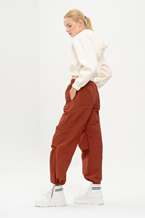 Kadın Kremit Renk Paraşüt Kumaş Paça ve Bel Lastikli Bol Kesim Pantolon