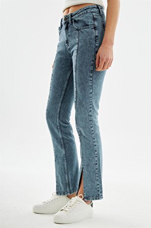 Kadın Önden Paça Yırtmaç Detaylı Slim Fit Kot Pantolon Açık Mavi