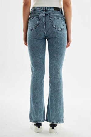 Kadın Önden Paça Yırtmaç Detaylı Slim Fit Kot Pantolon Açık Mavi
