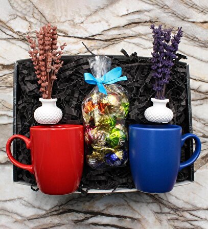 Kırmızı ve Mavi Kupa & Lavi Çikolata & İkili Kuru Lavanta Çiçek Hediye Seti