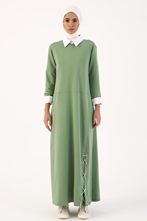 Yeşil Bağcıklı Yırtmaçlı Baskı Detaylı Elbise