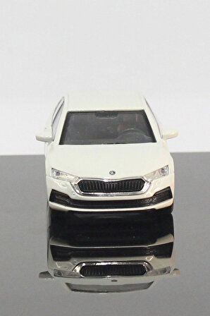 Skoda Octavia  Model Çek Bırak Araba 11 cm Beyaz