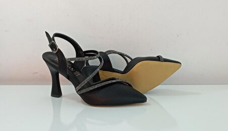 Siyah Saknuk Kadın Karnıyarık Siyah Taşlı İnce Topuk Topuk Boyu 8,5 Cm Stiletto Topuklu Ayakkabı