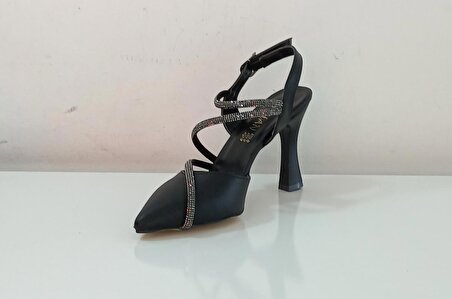 Siyah Saknuk Kadın Karnıyarık Siyah Taşlı İnce Topuk Topuk Boyu 8,5 Cm Stiletto Topuklu Ayakkabı