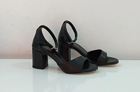 Siyah Saknuk Kadın Kalın Tek Bant Kare Topuklu, Topuk Boyu 5 Cm. Topuklu Ayakkabı