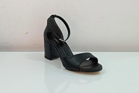 Siyah Saknuk Kadın Kalın Tek Bant Kare Topuklu, Topuk Boyu 5 Cm. Topuklu Ayakkabı