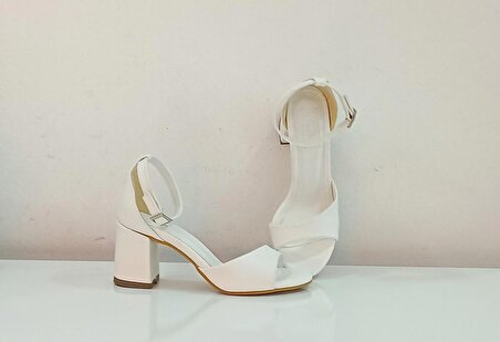 Beyaz Saknuk Kadın Kalın Tek Bant Kare Topuklu, Topuk Boyu 5 Cm. Topuklu Ayakkabı