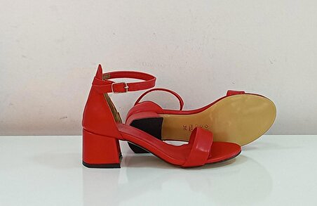 Kırmızı Saknuk Kadın Kalın Tek Bant Kare Topuklu, Topuk Boyu 5 Cm. Topuklu Ayakkabı