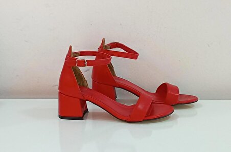 Kırmızı Saknuk Kadın Kalın Tek Bant Kare Topuklu, Topuk Boyu 5 Cm. Topuklu Ayakkabı
