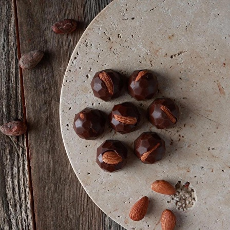 %85 Kakao Bitter, Şeker İlavesiz, Bütün Bademli Bonbon Çikolata. 500 Gr.