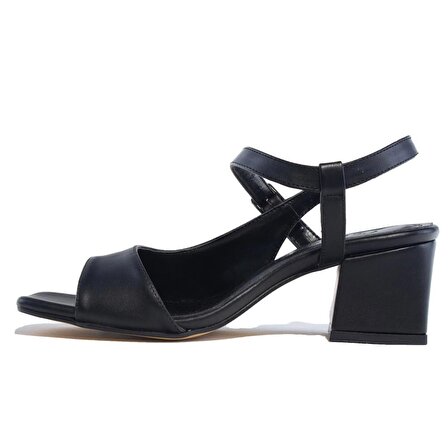Dagoster DZA07-92823440 Siyah Tek Bantlı Klasik Topuklu Kadın Ayakkabı