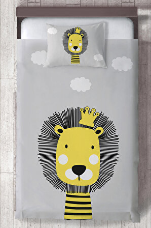 Bebek ve Çocuk Odası Kral Aslan Desenli, Organik Boyalı, Renkli Yatak Örtüsü Seti Toplam 2 Parça ( 1 adet Yatak Örtüsü 140x220cm, 1 adet Yastık Kılıfı 50x70cm)-095