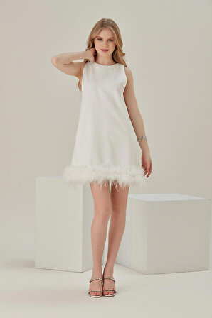 Marguerite Beyaz Kloş Etek Ucu Tüylü Halter Yaka Kadın Elbise