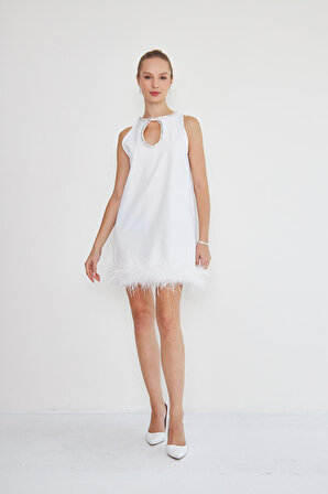 Marguerite Gem Beyaz Etek Ucu Beyaz Tüylü Yaka Taş İşlemeli Kloş Halter Yaka Kadın Elbise