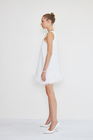 Marguerite Gem Beyaz Etek Ucu Beyaz Tüylü Yaka Taş İşlemeli Kloş Halter Yaka Kadın Elbise