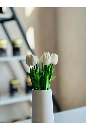 Beyaz Vazo Ve 8'li Lüx Islak Lale Buketi