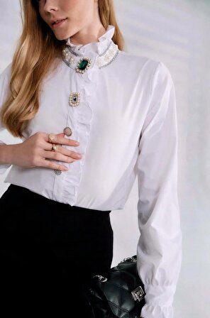 Kadın Beyaz İnci Ve Taş İşleme Detaylı Fırfırlı Dik Yaka Gömlek