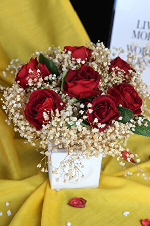 Çİçek Taş Kalpli Saksı Kırmızı Güller 7 Adet Yapay Çipsolarla Sarılı