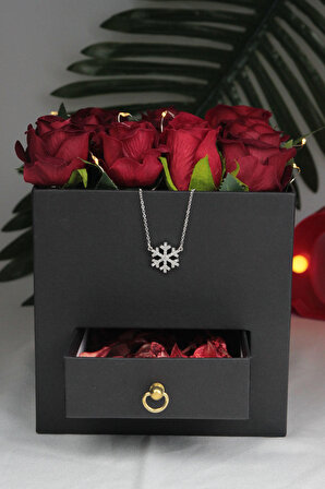 Kırmızı Güller 15 Adet Kutu Dolusu Siyah Çekmeceli & Kar Tanesi Kolye Sevgiliye Hediye