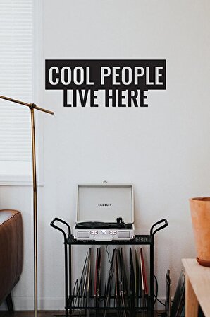 Ahşap Dekoratif Duvar Yazısı - Cool People Live Here