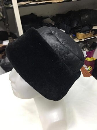 Hakiki Kuzu Postu ve Derisi Kova Kalpak Börk Şapka. Özel Üretim. Sadece 2 adet üretildi Bir Ürün Kısa Tüylü Diğeri Uzun Tüylü Kuzu Postekisi