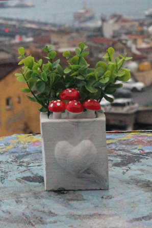 Çiçek Taş Saksı Kalp Desenli Mermer Görünümlü Mantalar Yeşilliklerle Çevrili