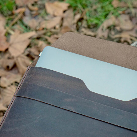 minimal X Apple 13 inç Macbook Kılıfı - Gerçek Deri ve El Yapımı - Minimalist Tasarım - Kestane Kahverengi