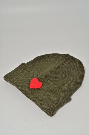 Mottomia Yılbaşı Özel Koleksiyonu Kırmızı Kalp Figürlü Koyu Yeşil Renk Unisex Erkek/Kadın Bere