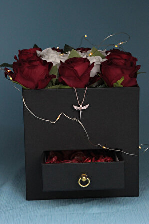 Kırmızı ve Beyaz Güller 15 Adet Kutu Dolusu Siyah Çekmeceli & Melek Tanesi Kolye Sevgiliye Hediye