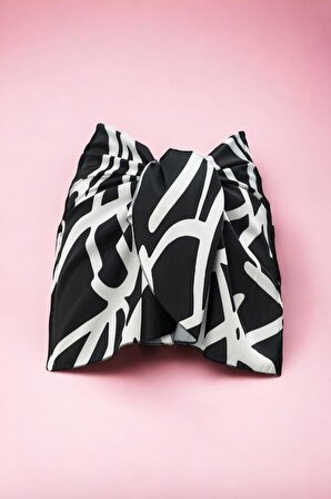 Siyah Beyaz Geometrik Desenli Kısa Pareo Saten Iç Göstermez Kadın Plaj Elbisesi Yeni Sezon