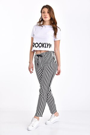 Brooklyn Baskılı Beyaz Tişört ve Çizgili Siyah Pantolonlu Takım